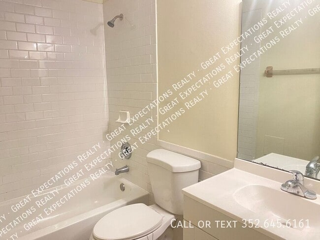 Building Photo - 2009 NE 17th Pl