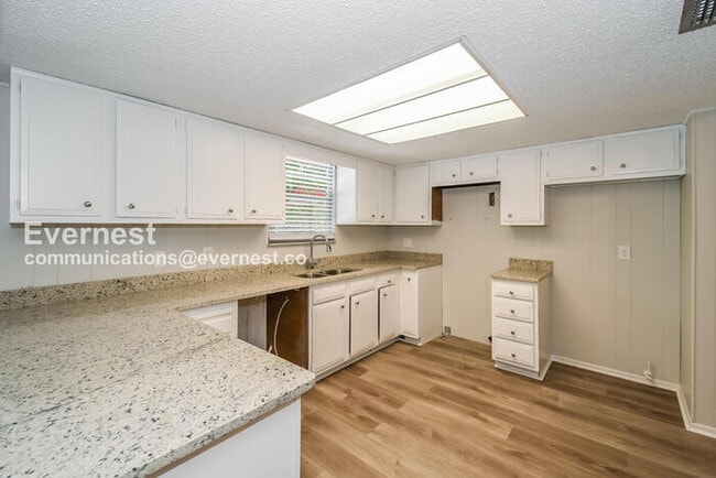 Building Photo - 3323 Lakemar Pl