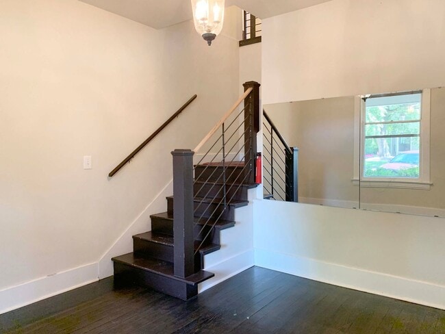 Building Photo - 318-320 W Myrtle