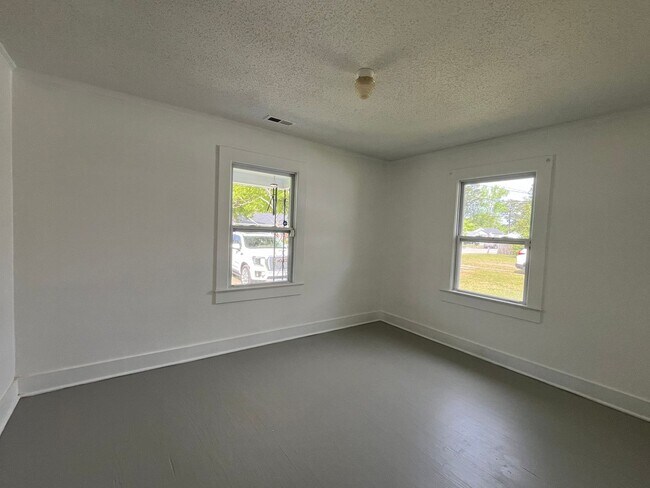 Building Photo - Close to everything!