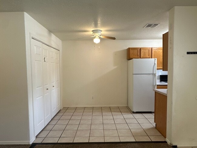Building Photo - 2 bedroom 2 bathroom duplex available for ...