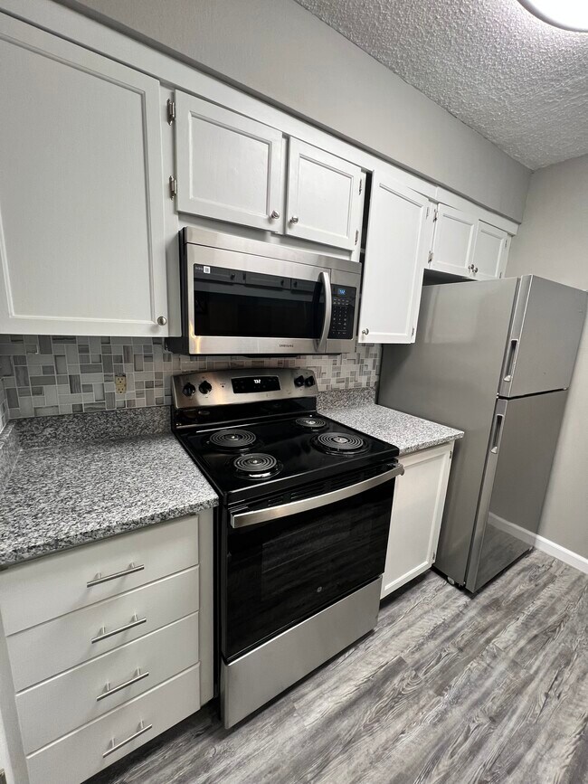 Building Photo - 813 Red Bird Ln