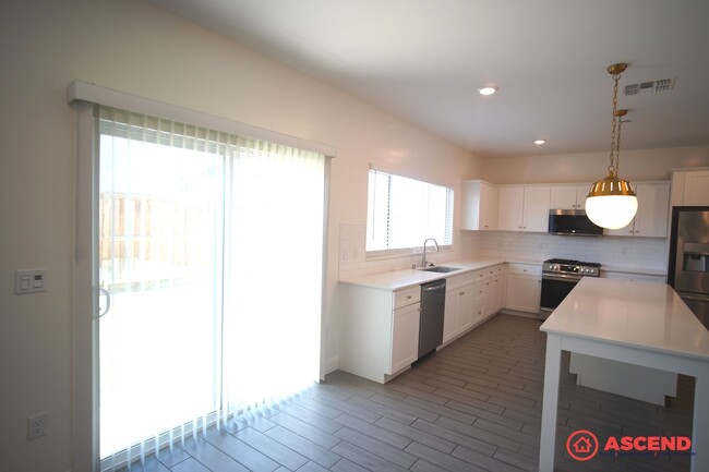 Building Photo - 4 Bedroom House in Gossamer Grove!