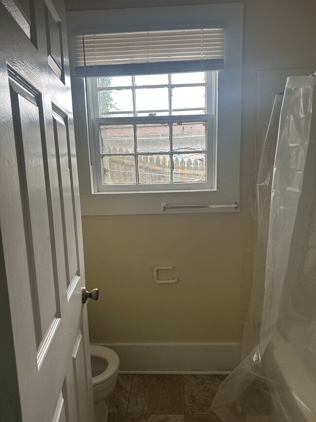 Building Photo - 3 Bedroom/1 bath home