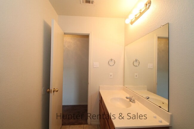 Building Photo - Small Town Living!