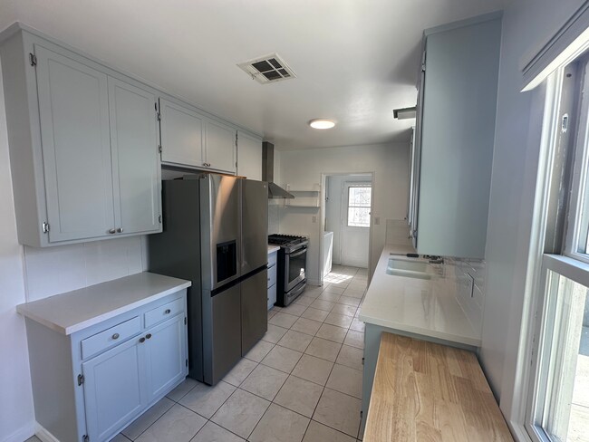 Building Photo - 3169 S Bentley Ave