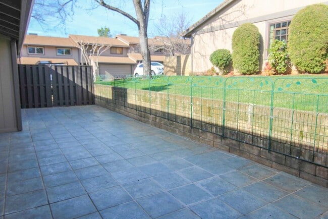 Building Photo - Remodeled Redding Condo!