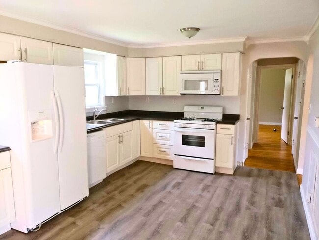Building Photo - 4-Bedroom Home for Rent Summer 2026