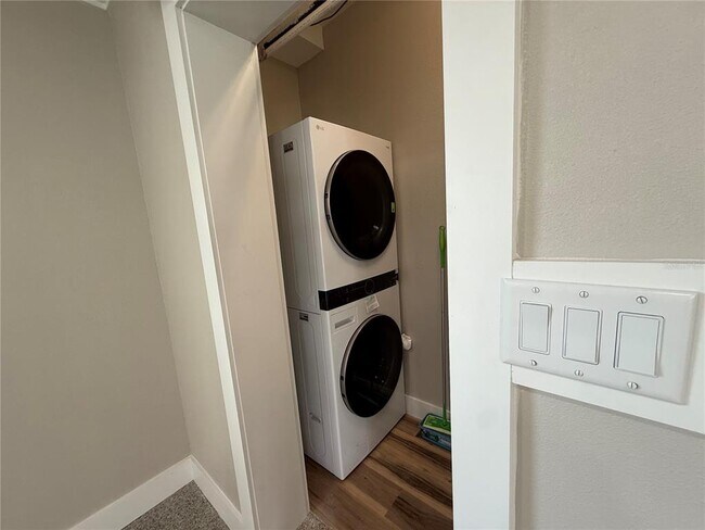 Building Photo - 3665 Belle Vista Dr E