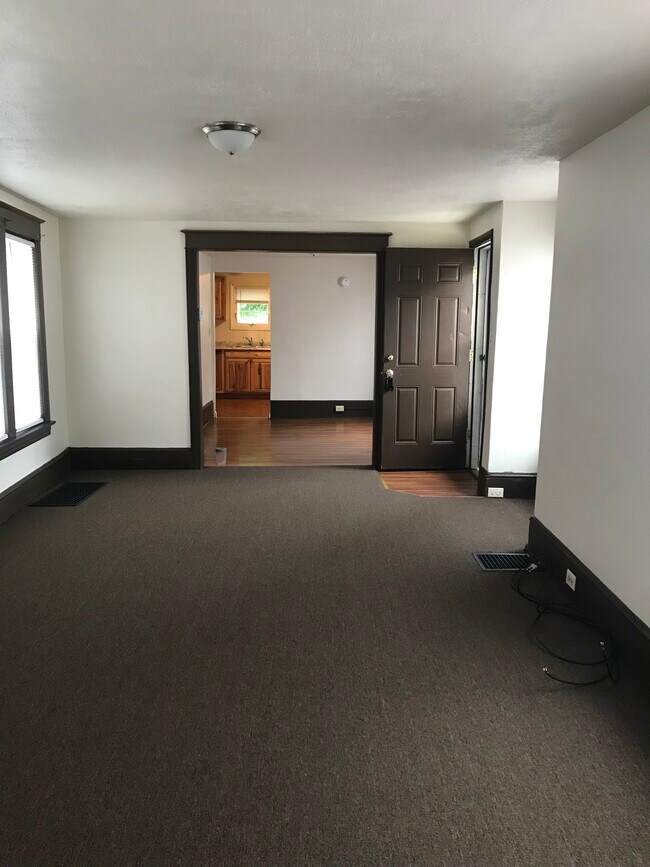 Building Photo - 823 Memorial Ave