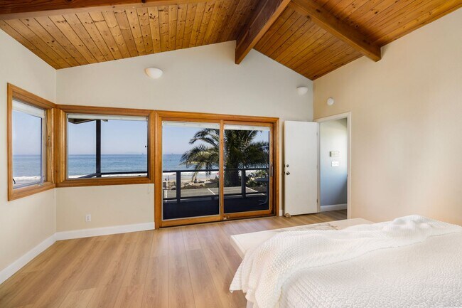 Building Photo - 4499 Del Mar Ave