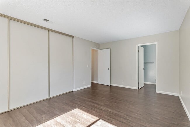 Building Photo - Updated home in Oak Grove