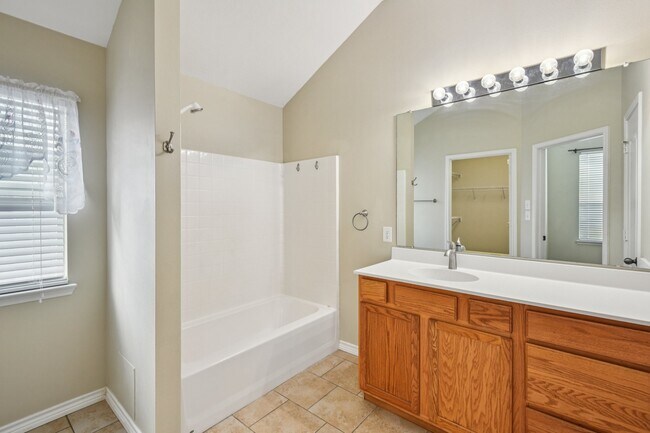 Building Photo - 3026 Sunset Park Dr