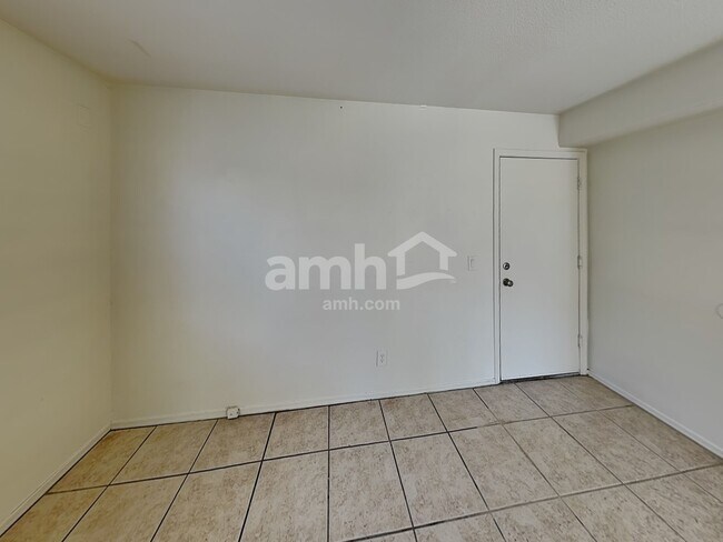 Building Photo - 10633 W Piccadilly Rd