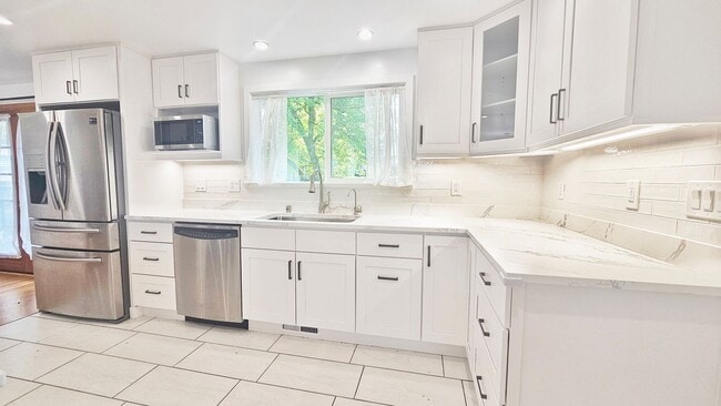 Building Photo - Spacious 4 Bed 3 Bath Home in Sought After...