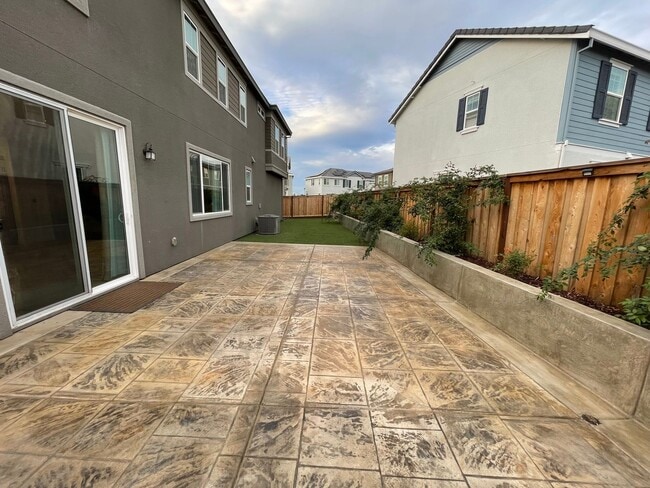 Building Photo - Beautiful new home with open floor plan av...