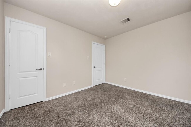 Building Photo - 122 Persimmon Dr