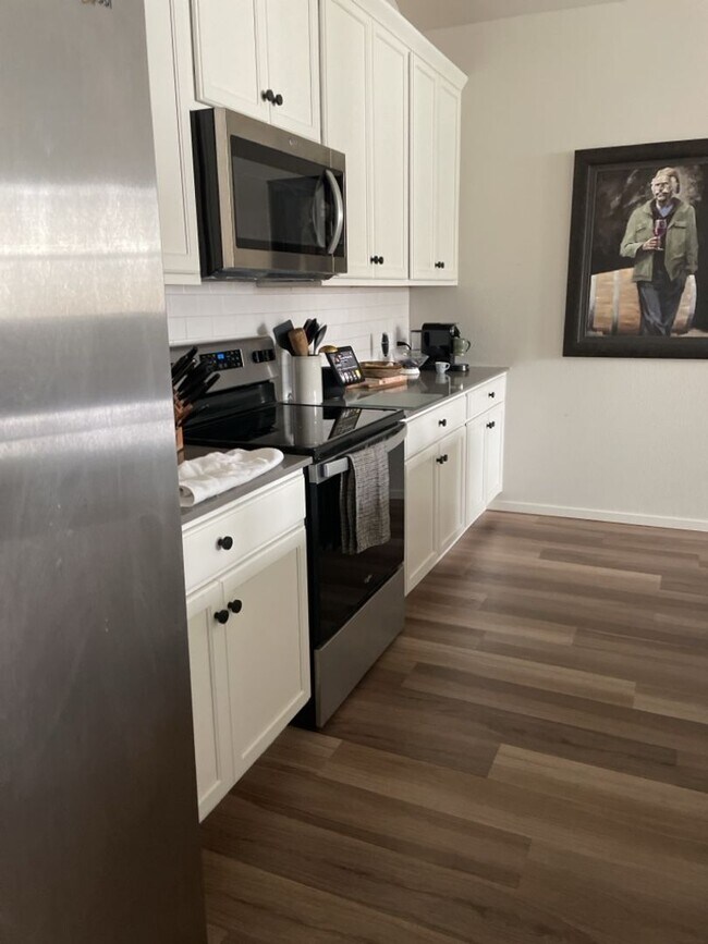 Building Photo - Newer 2 Bed / 2 Bath 2nd Floor Condo w/ 2 Car Garage