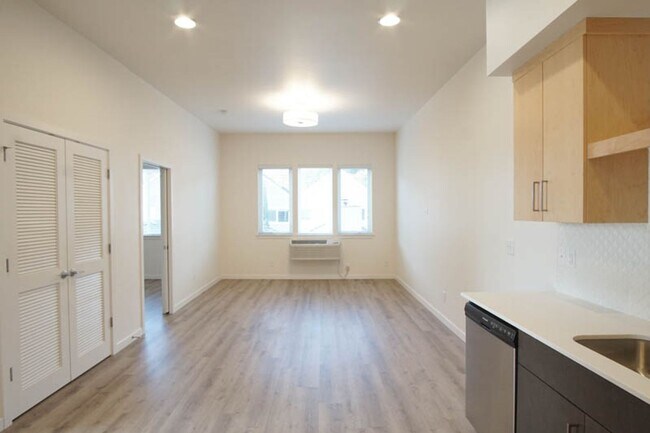 Building Photo - App Fee Special: Top Floor Modern 2 Bdr w/ W&D + AC!