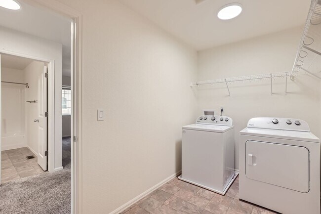 Building Photo - 3 bedroom townhome on north side, attached...
