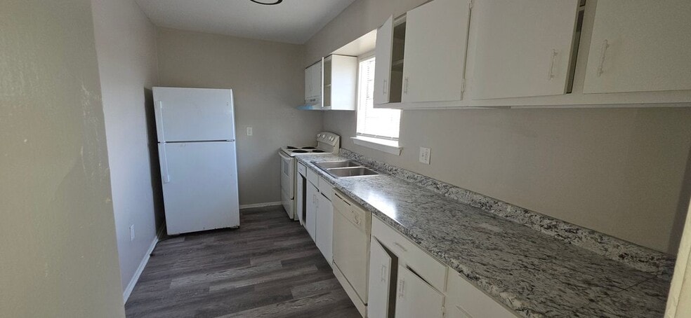 Building Photo - 650 Central Ave