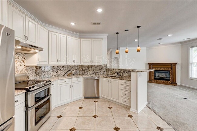 Building Photo - 1033 Pinehurst Dr