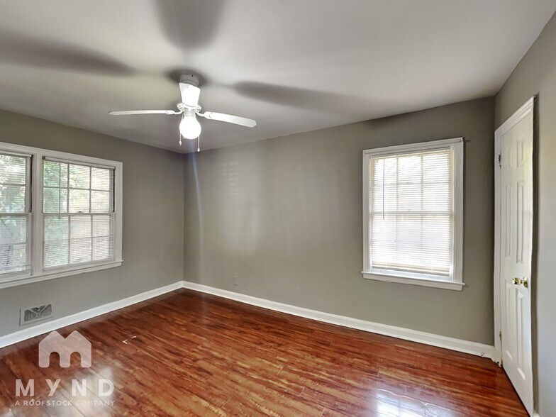 Building Photo - 990 Lynhurst Dr SW