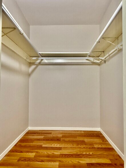 Walk in closets - 2101 Fountain View Dr