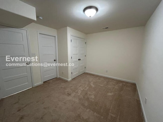 Building Photo - 102 Ridgeway St