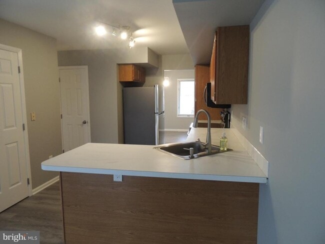 Building Photo - 404 Pinebrooke Cir