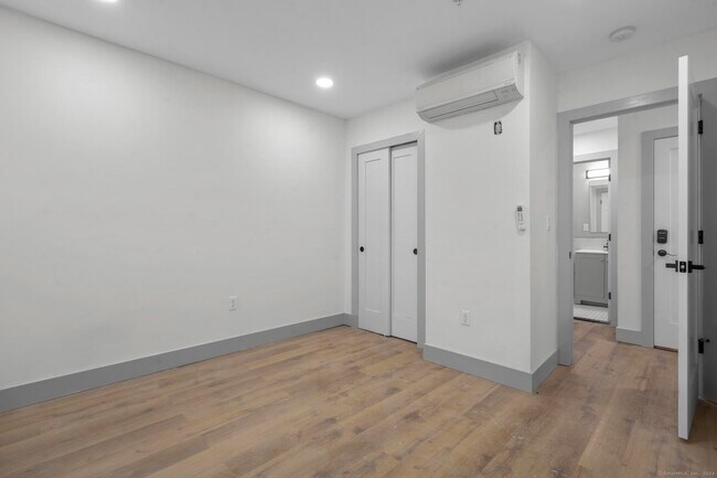 Building Photo - 111 Bank St