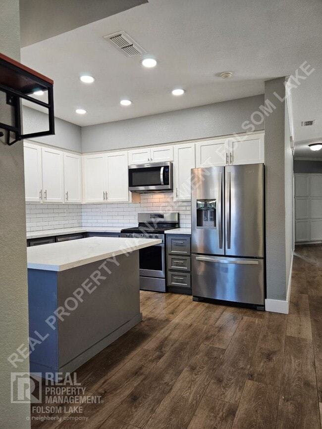 Building Photo - Well Maintained Folsom Home with RV Parkin...