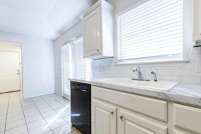 Building Photo - Wonderful Duplex in Southwest Lubbock!