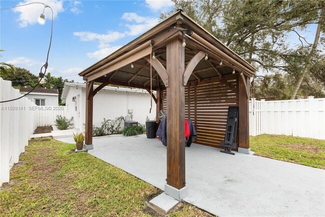 Building Photo - 880 Oriole Ave