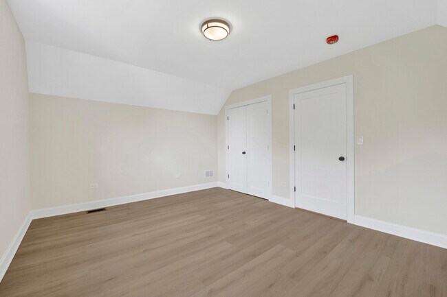 Building Photo - 2021 W Shakespeare Ave