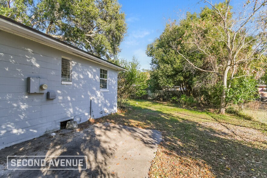 Building Photo - 7333 Roslyn Rd