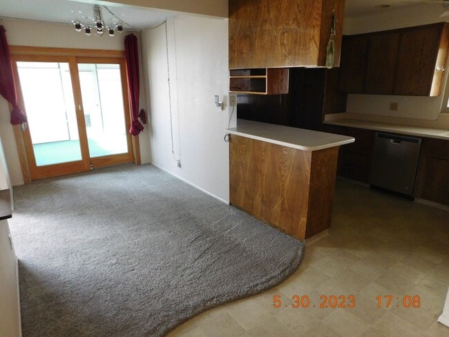 Building Photo - Comfy 3 bed 2 bath