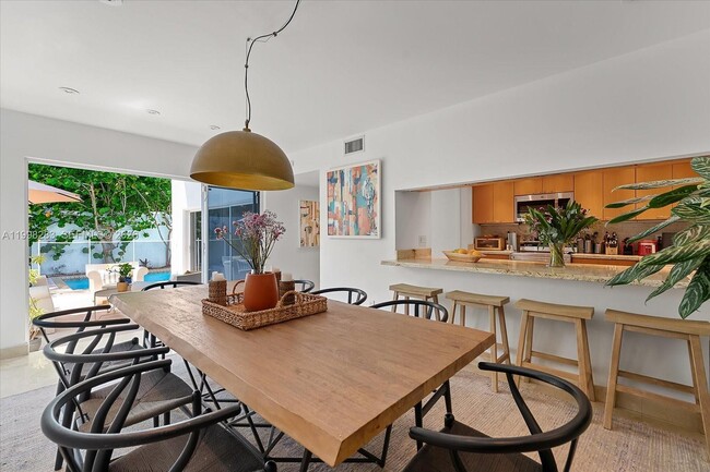 Building Photo - 2721 SW 22nd Ave