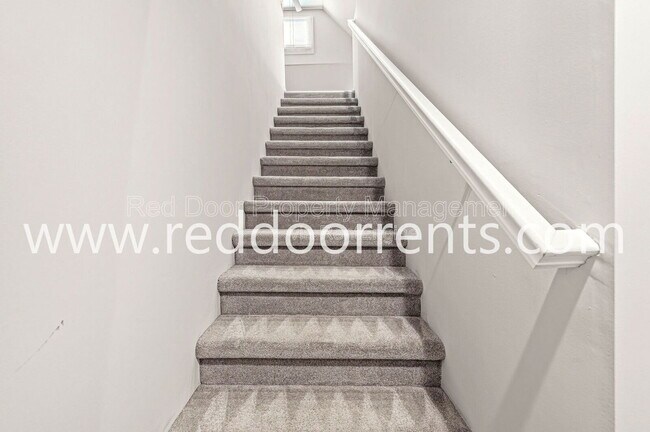 Building Photo - 2345 N Kenwood Ave