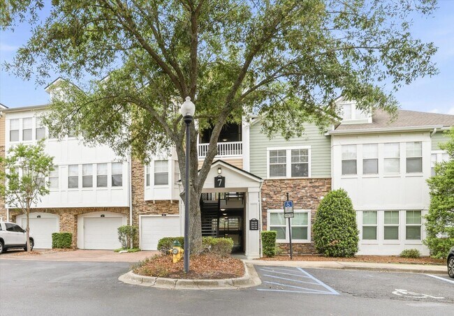 Building Photo - 2801 Chancellorsville Dr