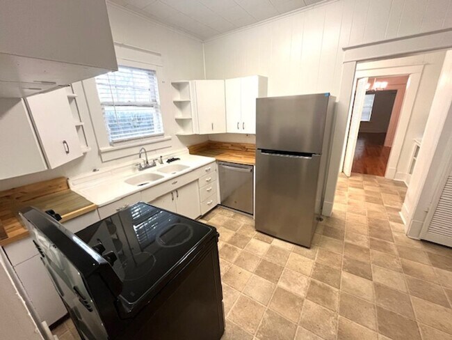 Building Photo - This cute, but large cottage is located in...