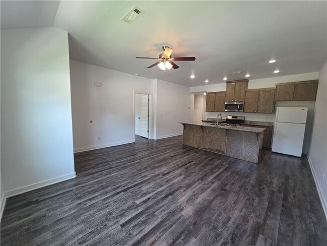 Building Photo - 637 Hidden Springs Dr