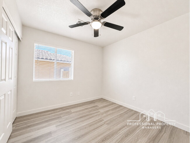Building Photo - 4-bedroom, 2-bathroom home in Desert Oasis