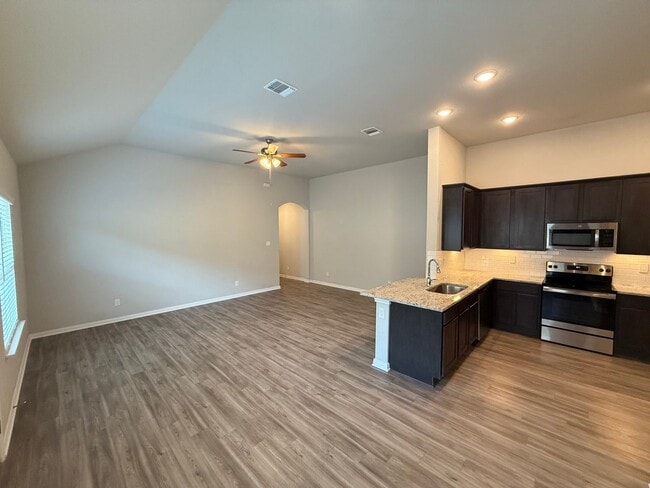 Building Photo - 3bd 2ba in Prime Location