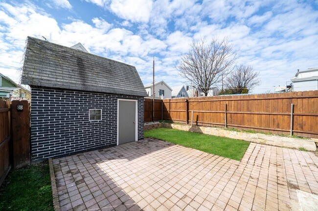 Building Photo - 46 E 16th St