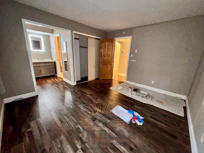 Building Photo - 3 Bedroom!  Dog Friendly!