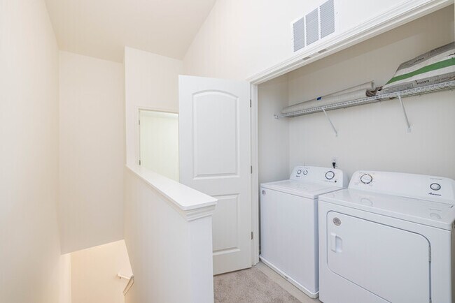 Building Photo - Beautiful Modern 2-Bedroom Townhome -AVAILABLE AUGUST 2026