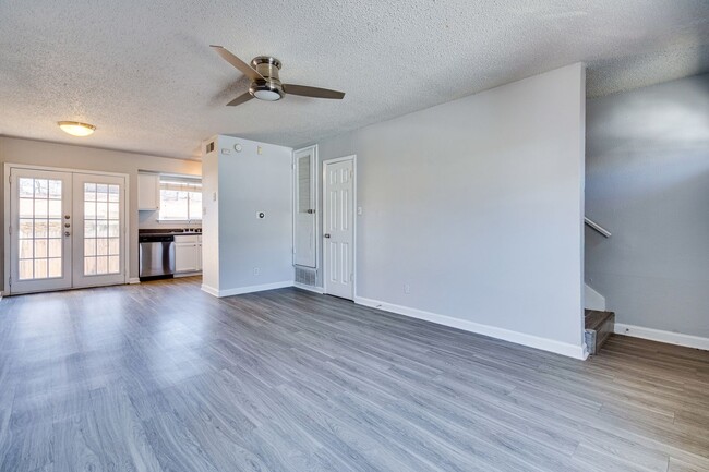 Building Photo - Broken Spoke - SOLA Townhome - 2BD - 1BA -...