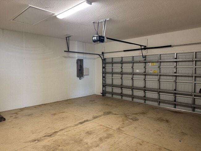 Building Photo - Annual Unfurnished Rental