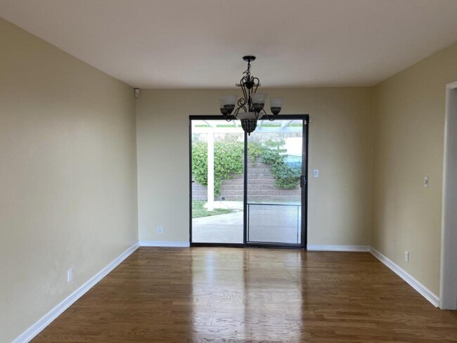 Building Photo - 2681 Montrose Pl